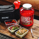 Sportler mit Scitec Nutrition 100% Whey Protein – Eiweißpulver für Muskelaufbau, Regeneration & Fitness | 920g + Bonus